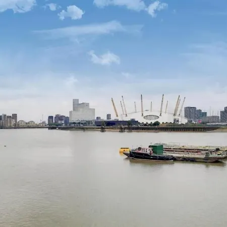 Guest house Spacious Double Bedroom With Private Bathroom Ensuite In Canary Wharf E14, Only 1 Stop To Excel And O2 For Short Or Long Let In Canary Wharf, Less Than An Hour From Heathrow, Stansted And Gatwick Airport