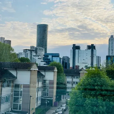 Spacious Double Bedroom With Private Bathroom Ensuite In Canary Wharf E14, Only 1 Stop To Excel And O2 For Short Or Long Let In Canary Wharf, Less Than An Hour From Heathrow, Stansted And Gatwick Airport *