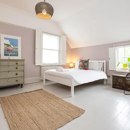Chic And Colourful Family By Underthedoormat Holiday home *