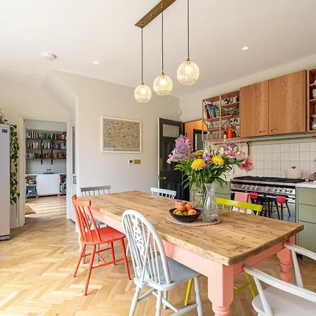 Holiday home Chic And Colourful Family By Underthedoormat