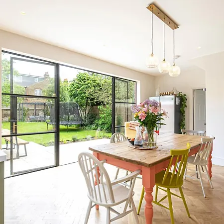 Chic And Colourful Family By Underthedoormat Holiday home *