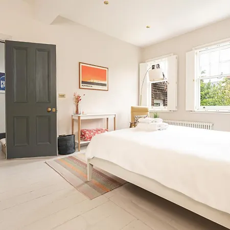 Holiday home Chic And Colourful Family By Underthedoormat London