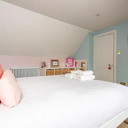 Chic And Colourful Family By Underthedoormat Holiday home London