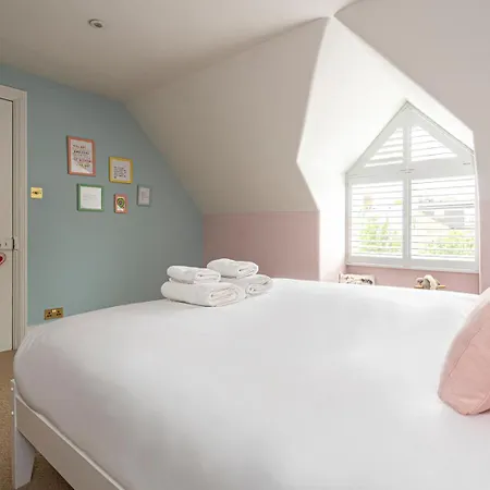 Chic And Colourful Family By Underthedoormat Holiday home *