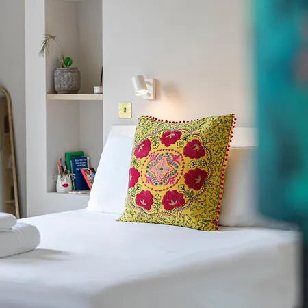 Holiday home Chic And Colourful Family By Underthedoormat London