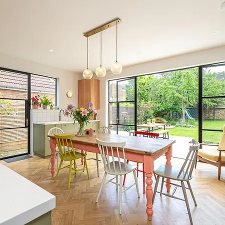 Chic And Colourful Family By Underthedoormat Holiday home