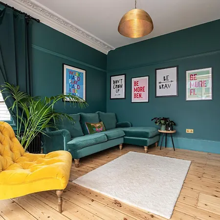 Holiday home Chic And Colourful Family By Underthedoormat London