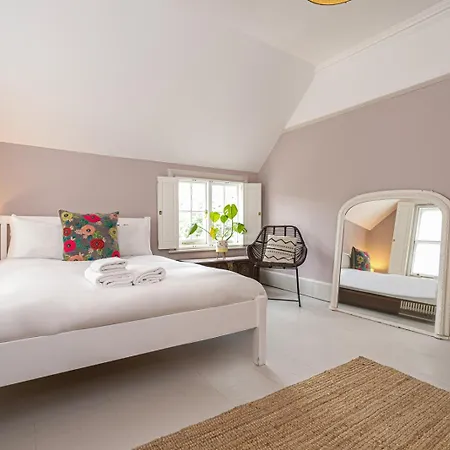 Chic And Colourful Family By Underthedoormat Holiday home *