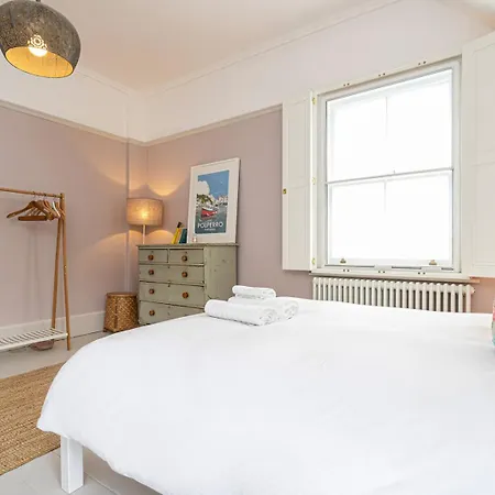Holiday home Chic And Colourful Family By Underthedoormat London