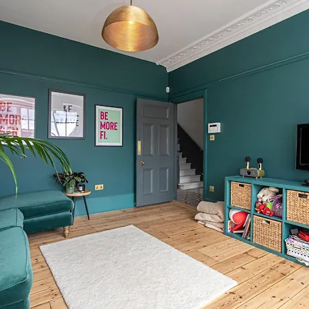 Chic And Colourful Family By Underthedoormat Holiday home