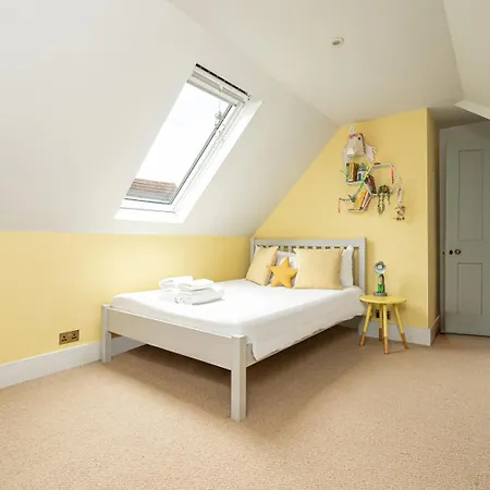 Chic And Colourful Family By Underthedoormat Holiday home London