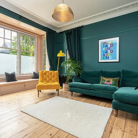 Chic And Colourful Family By Underthedoormat Holiday home