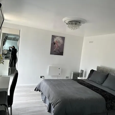 Outhouse Fully Equipped * London