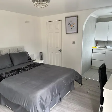 Outhouse Fully Equipped * London