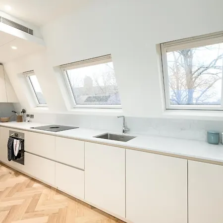 Stunning Hampstead Rh9 London