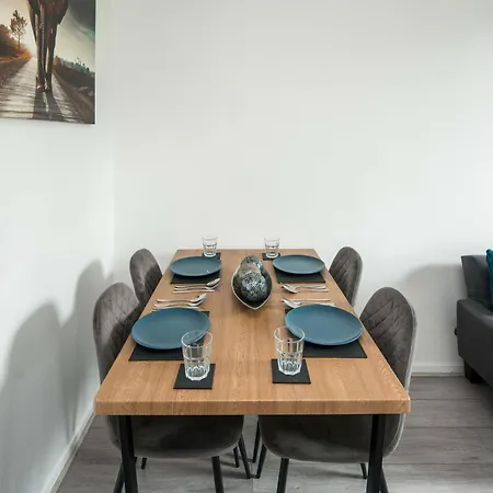 Stylish With Wifi And Easy Access To Apartamento