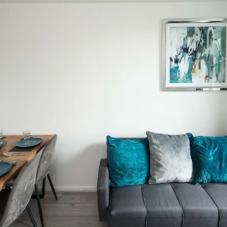 Stylish With Wifi And Easy Access To *