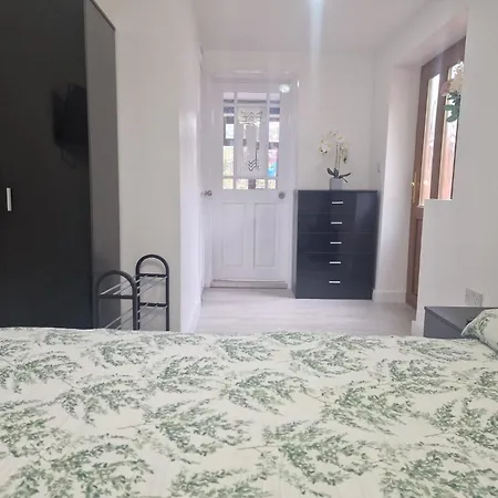Flat On Straight Road, Harold Hill, Appartement *