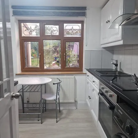 Flat On Straight Road, Harold Hill, Appartement Havering