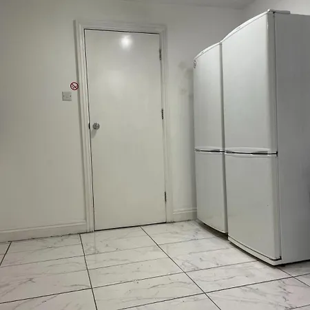 Spacious Double Bedroom With Private Bathroom Ensuite In Canary Wharf E14, Only 1 Stop To Excel And O2 For Short Or Long Let In Canary Wharf, Less Than An Hour From Heathrow, Stansted And Gatwick Airport *