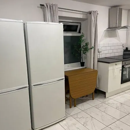 Guest house Spacious Double Bedroom With Private Bathroom Ensuite In Canary Wharf E14, Only 1 Stop To Excel And O2 For Short Or Long Let In Canary Wharf, Less Than An Hour From Heathrow, Stansted And Gatwick Airport