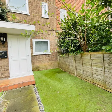 Spacious Double Bedroom With Private Bathroom Ensuite In Canary Wharf E14, Only 1 Stop To Excel And O2 For Short Or Long Let In Canary Wharf, Less Than An Hour From Heathrow, Stansted And Gatwick Airport Guest house