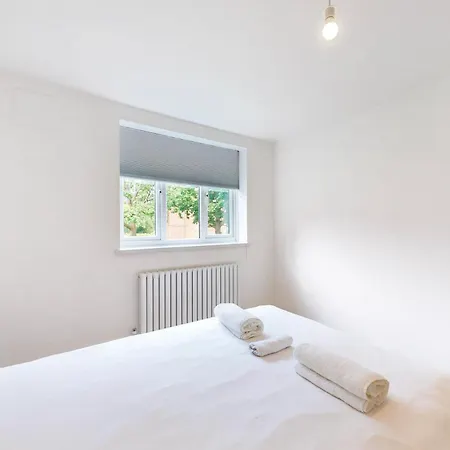 Apartmán Lovely 2 Bed With Balcony Near East Putney Station Londýn