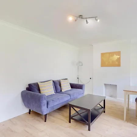 Apartmán Lovely 2 Bed With Balcony Near East Putney Station *