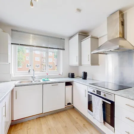 Lovely 2 Bed With Balcony Near East Putney Station *