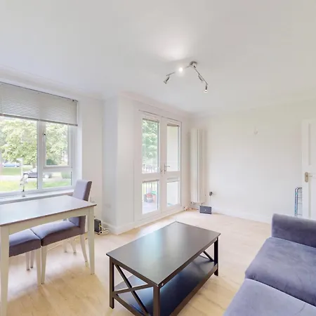 Lovely 2 Bed With Balcony Near East Putney Station