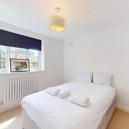 Apartmán Lovely 2 Bed With Balcony Near East Putney Station