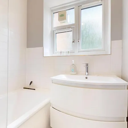 Lovely 2 Bed With Balcony Near East Putney Station Apartmán *