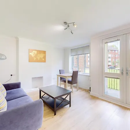 Lovely 2 Bed With Balcony Near East Putney Station Apartmán *