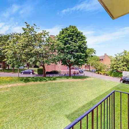 Lovely 2 Bed With Balcony Near East Putney Station *