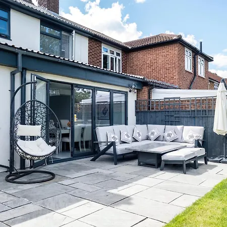 Modern Luxury 4 Bedroom House In Hornchurch * Harold Wood