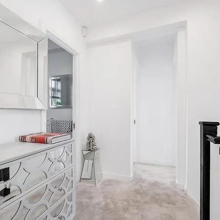 Modern Luxury 4 Bedroom House In Hornchurch