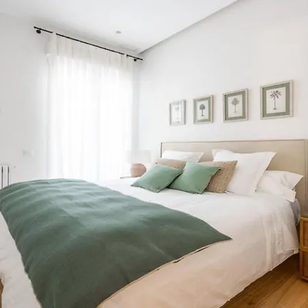 Bright 4 Bed Flat Apartment *