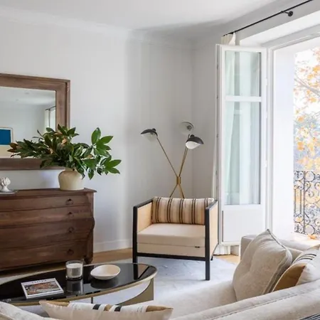 Bright 4 Bed Flat Apartment *