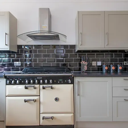 Stunning 5 Bedroom House - Holiday home Croydon