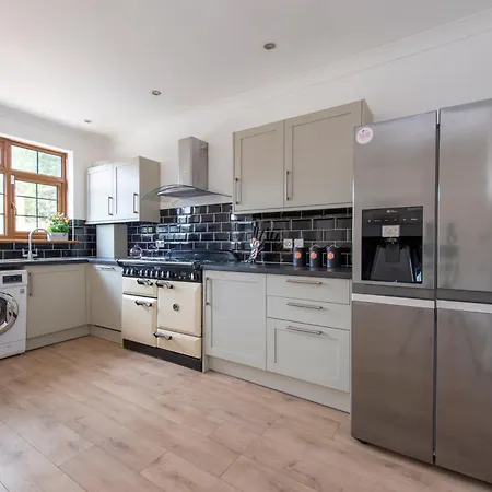 Holiday home Stunning 5 Bedroom House - Croydon