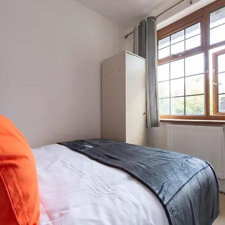 Stunning 5 Bedroom House - * Croydon