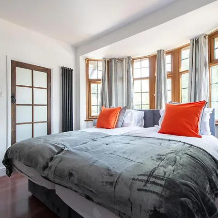 Stunning 5 Bedroom House - * Croydon