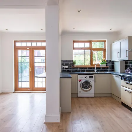 Holiday home Stunning 5 Bedroom House - Croydon