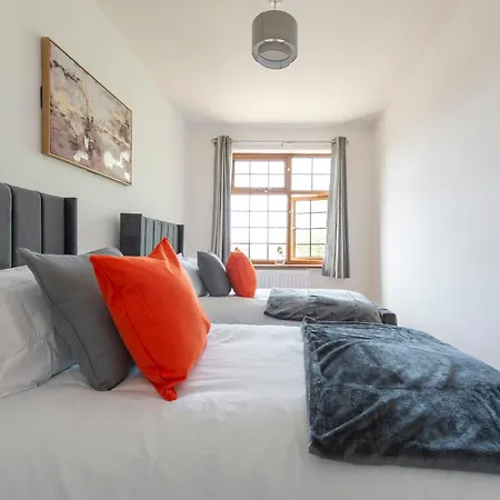 Stunning 5 Bedroom House - Holiday home