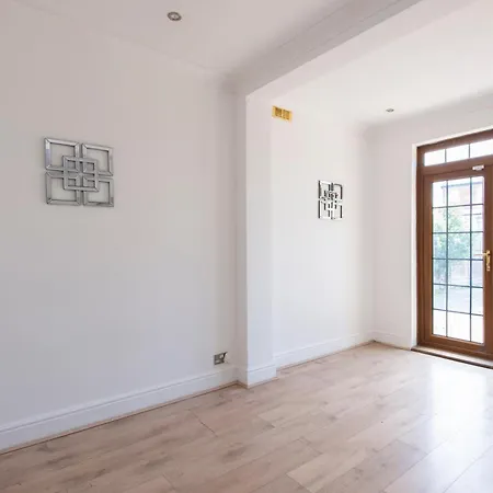 Stunning 5 Bedroom House - Holiday home *
