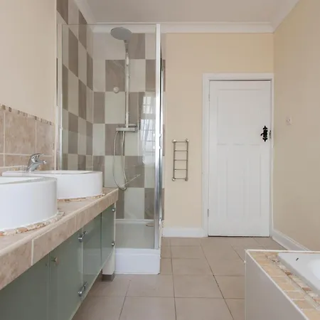 Holiday home Stunning 5 Bedroom House - *
