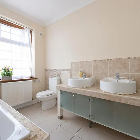 Stunning 5 Bedroom House - Holiday home