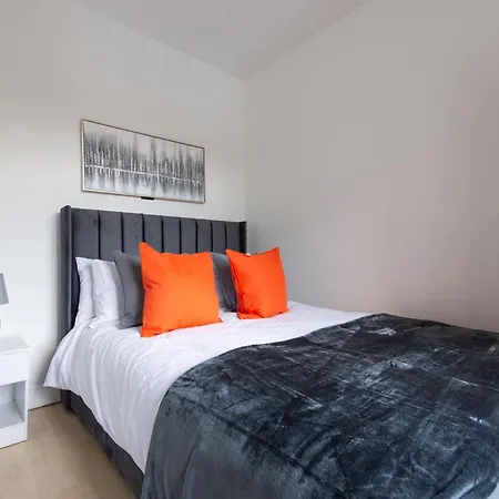 Stunning 5 Bedroom House - *
