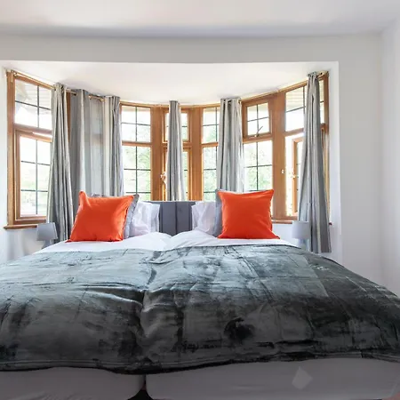 Stunning 5 Bedroom House - *