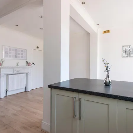Stunning 5 Bedroom House - Croydon